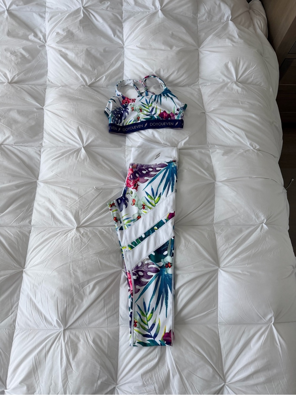 DOYOUEVEN White Floral & Blue Trim Set